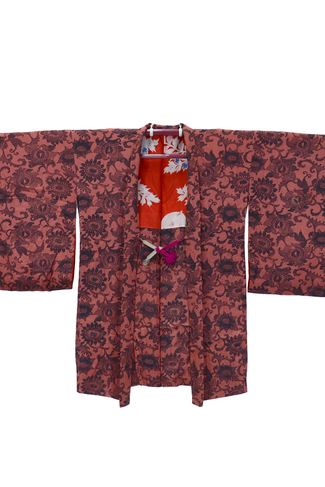 Antiker Haori mit Sarasa-inspiriertem Pflanzenmuster in Lachsrot