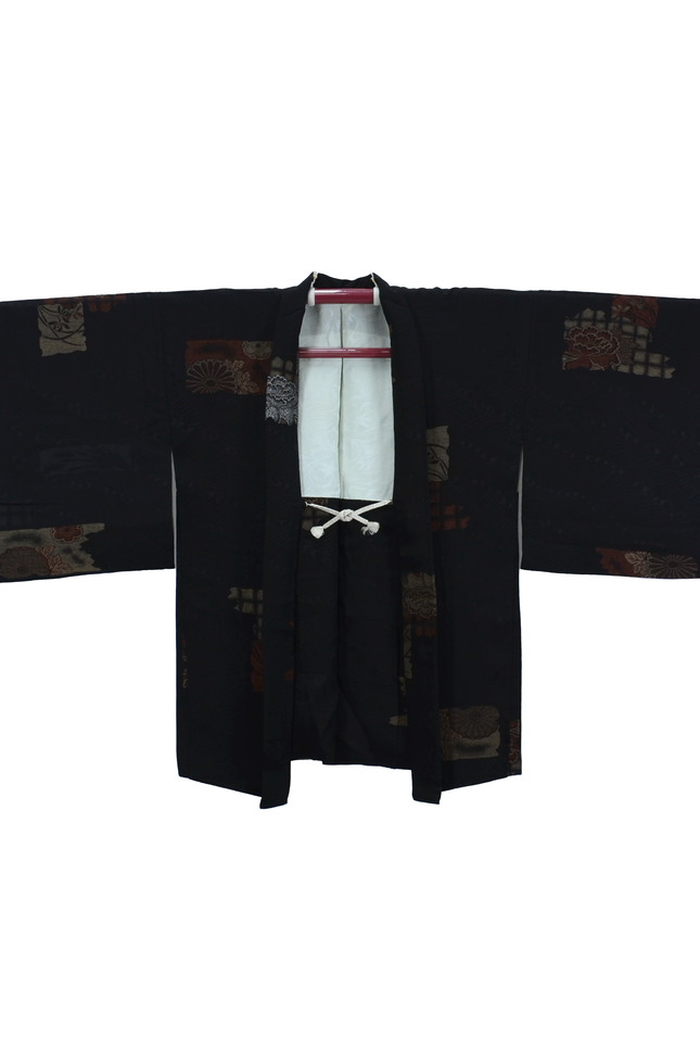 Vintage Schwarzer Haori mit Kamon und gold-silbernen Blütenmotiven