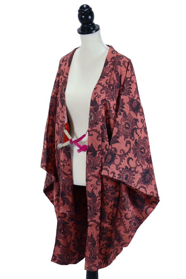 Antiker Haori mit Sarasa-inspiriertem Pflanzenmuster in Lachsrot