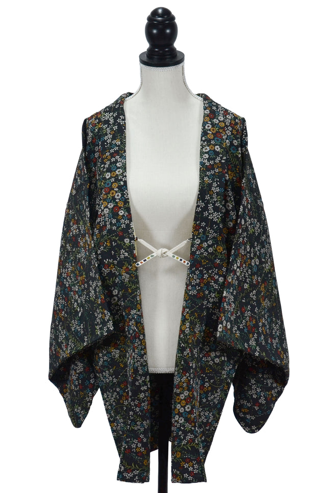 Haori mit mehrfarbigen Blumenmuster.