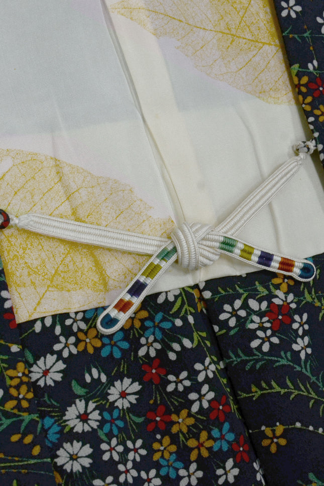 Haori mit mehrfarbigen Blumenmuster.