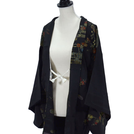 Haori mit Kirschblüten- und Ahornmustern aus Goldfäden