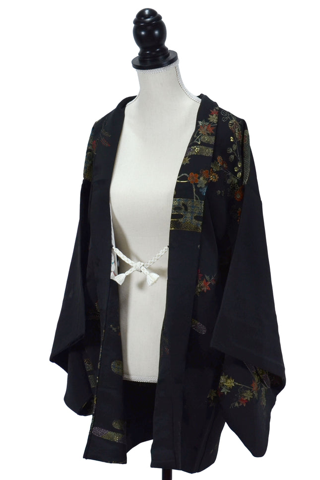 Haori mit Kirschblüten- und Ahornmustern aus Goldfäden