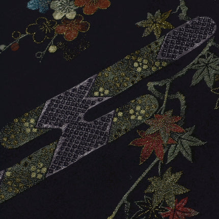 Haori mit Kirschblüten- und Ahornmustern aus Goldfäden