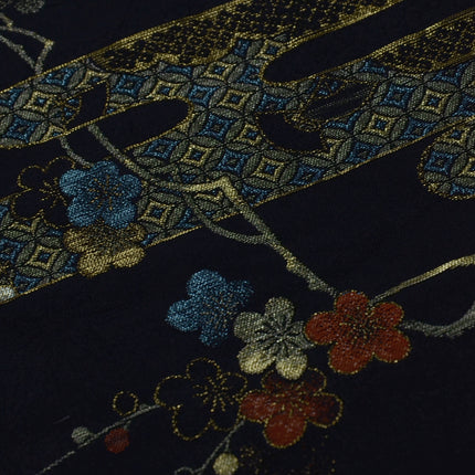 Haori mit Kirschblüten- und Ahornmustern aus Goldfäden