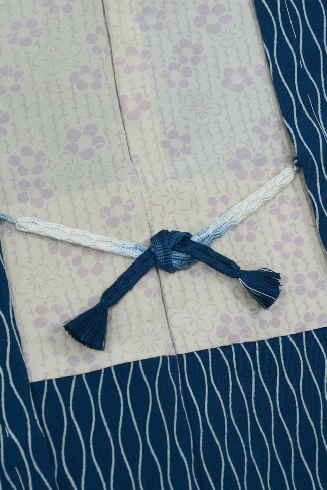 Haori mit wellenförmigem Linienmuster in tiefem Blau