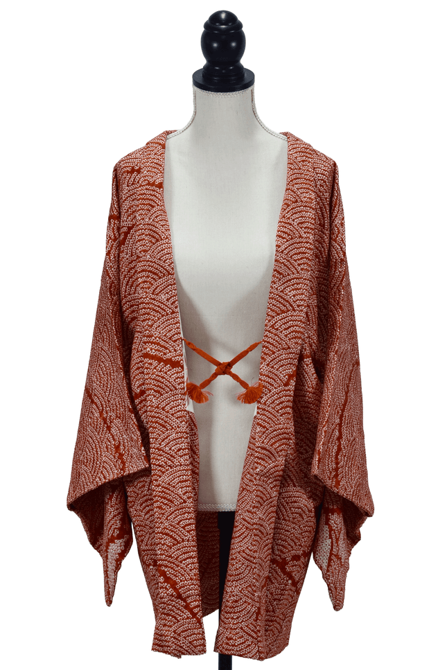 Haori mit zinnoberroter Shibori-Arbeit und Seigaiha-Muster