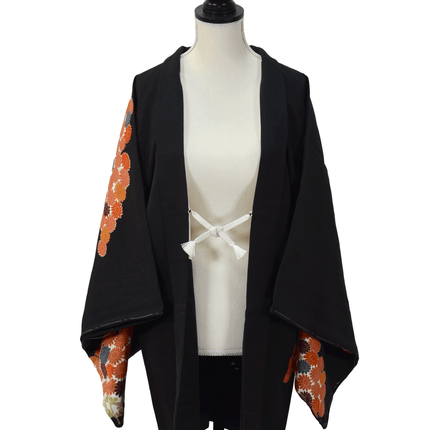 Vintage Haori mit Chrysanthemenmuster auf schwarzem Grund
