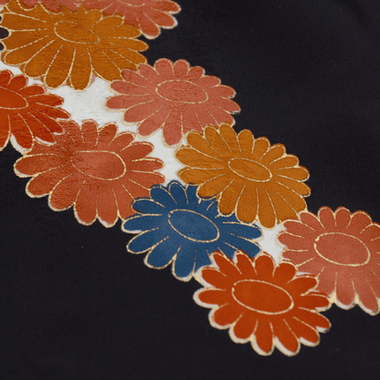 Vintage Haori mit Chrysanthemenmuster auf schwarzem Grund
