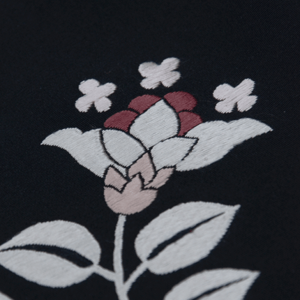 Vintage Haori mit floraler Stickerei und Shibori-Innenfutter auf schwarzem Grund