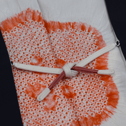 Vintage Haori mit floraler Stickerei und Shibori-Innenfutter auf schwarzem Grund
