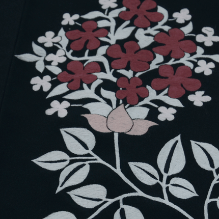 Vintage Haori mit floraler Stickerei und Shibori-Innenfutter auf schwarzem Grund