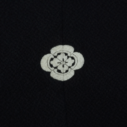Vintage schwarzes Seiden-Haori mit floralem Familienwappen