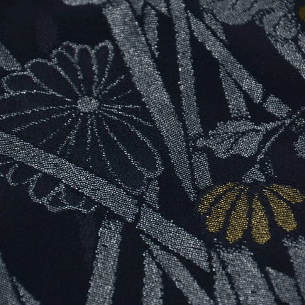 Schwarzer Vintage-Haori mit Chrysanthemen und Herbstgras