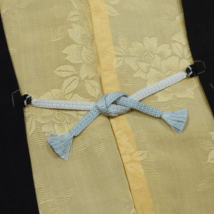 Schwarzer Vintage-Haori aus Seide mit goldgesticktem Familienwappen
