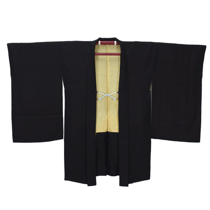 Schwarzer Vintage-Haori aus Seide mit goldgesticktem Familienwappen