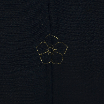 Schwarzer Vintage-Haori aus Seide mit goldgesticktem Familienwappen