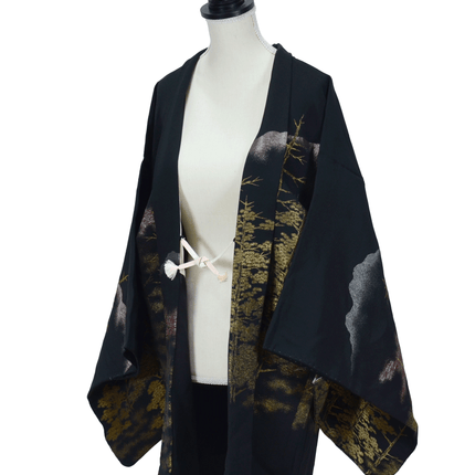 Luxuriöser schwarzer Vintage-Haori mit goldener Landschaftsstickerei