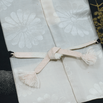 Luxuriöser schwarzer Vintage-Haori mit goldener Landschaftsstickerei
