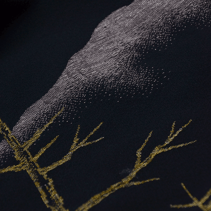 Luxuriöser schwarzer Vintage-Haori mit goldener Landschaftsstickerei
