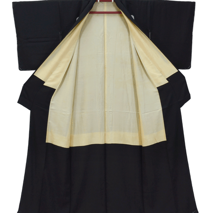 Vintage Kimono schwarz Seide 1950–1970 mit fünf Familienwappen – Japan Montsuki