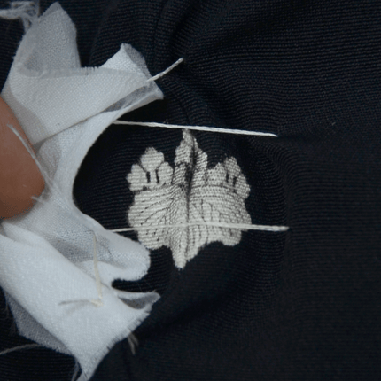 Vintage Kimono schwarz Seide 1950–1970 mit fünf Familienwappen – Japan Montsuki