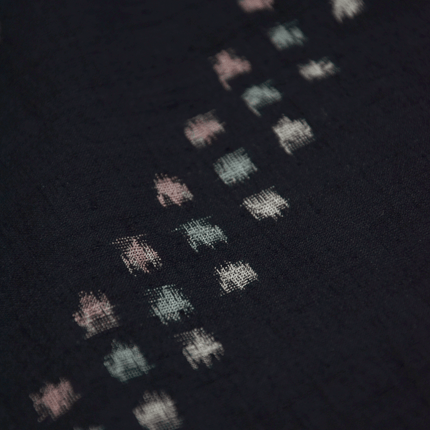 Vintage Kimono mit Kasuri-Muster aus Seide – Schwarz/Rot, 1950–70er